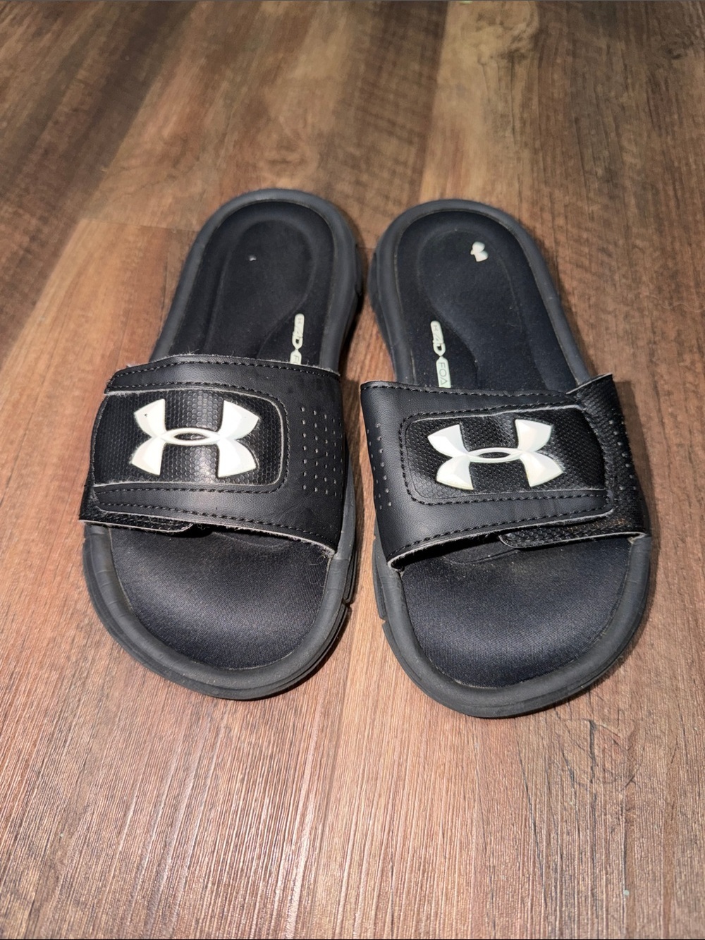 Under Armour 4d Foam Slides size 2Y Black and White